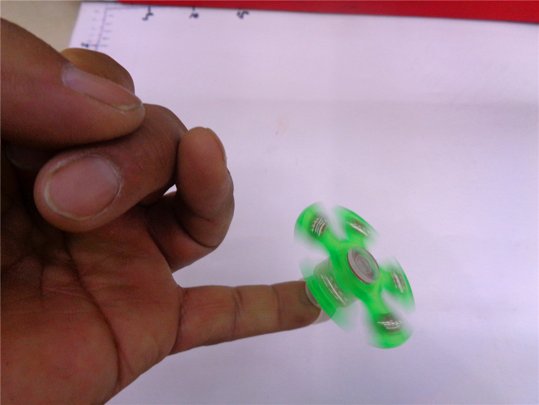 Yiwu children's plastic toys, flashlights, keychains, gifts, night lights, rings, tops, street stall supplies, factory direct sales Application Scenario