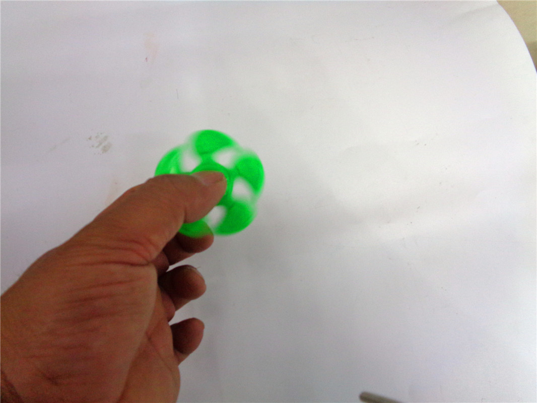 Yiwu children's plastic toys, flashlights, keychains, gifts, night lights, finger gyroscopes, street stall supply, factory direct sales Application Scenario