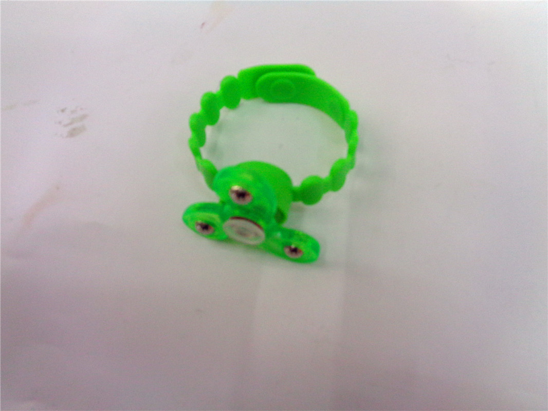 Yiwu children's plastic toys, flashlights, keychains, gifts, night lights, wristbands, gyroscopes, street stall supply, factory direct sales details Picture