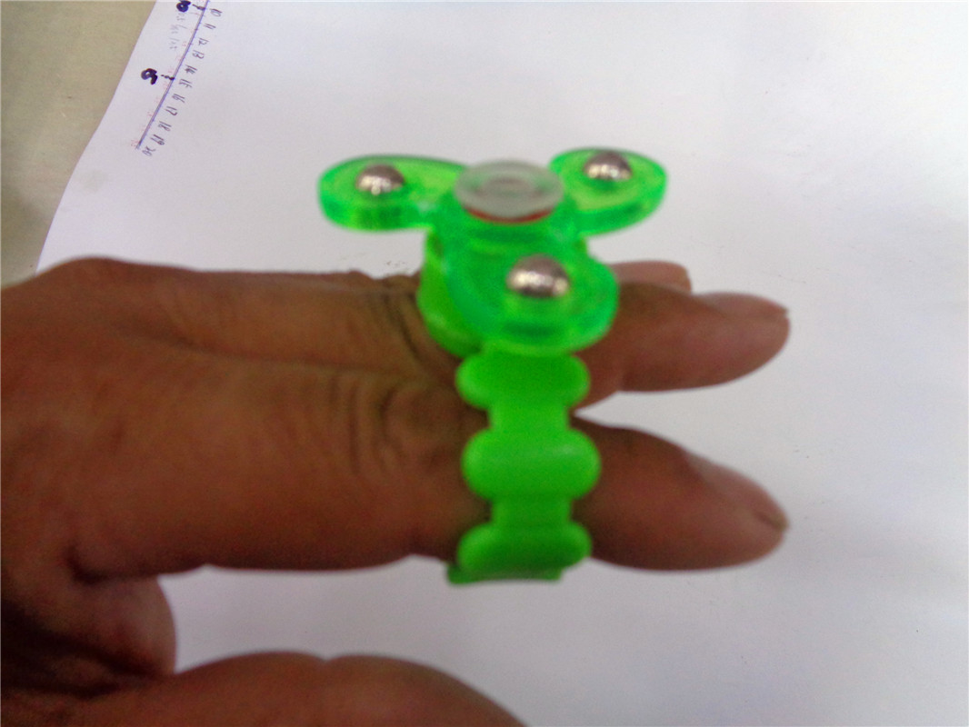 Yiwu children's plastic toys, flashlights, keychains, gifts, night lights, wristbands, gyroscopes, street stall supply, factory direct sales Specification image