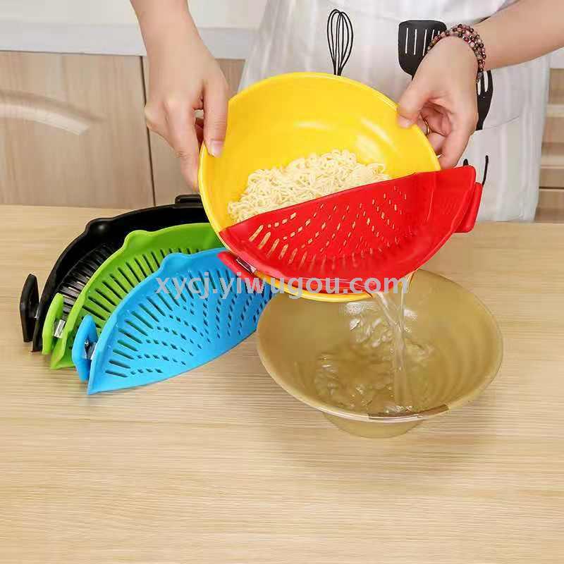 Silicone pot edge vegetable pouring and draining device, household creative noodle filtering and leak-proof baffle, silicone pot edge draining baffle Application Scenario