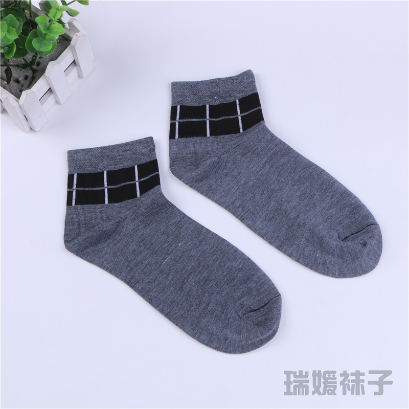 Ruiyuan Sock Industry's mid-calf sweat-absorbing cotton socks, embroidered Korean style, are versatile and stylish Application Scenario