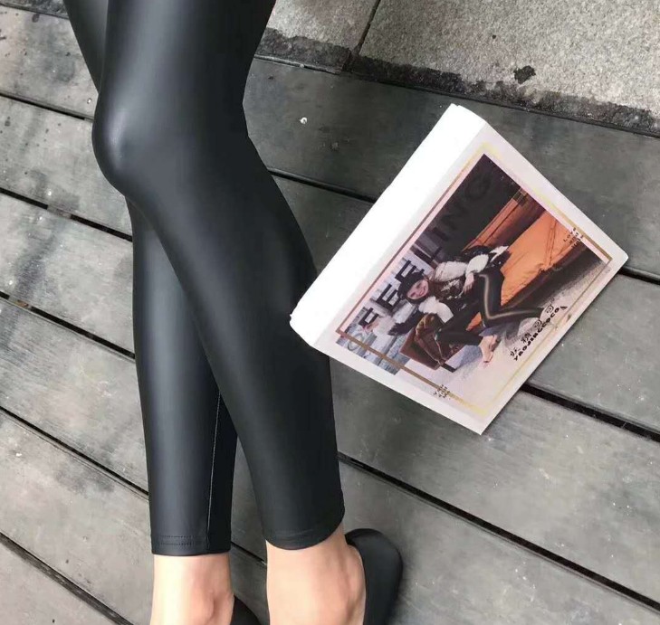Coco wore a pair of skinny S-shaped leather pants with beautiful legs and a sexy look. She wore high-waisted leggings on top details Picture