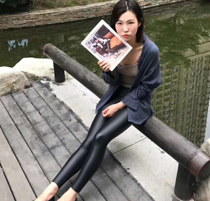 Coco wore a pair of skinny S-shaped leather pants with beautiful legs and a sexy look. She wore high-waisted leggings on top Specification image