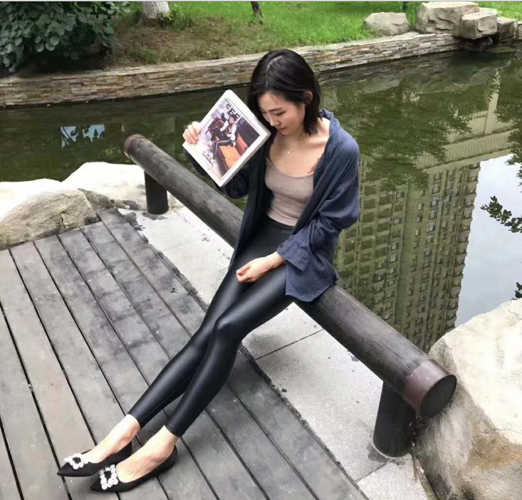 Coco wore a pair of skinny S-shaped leather pants with beautiful legs and a sexy look. She wore high-waisted leggings on top