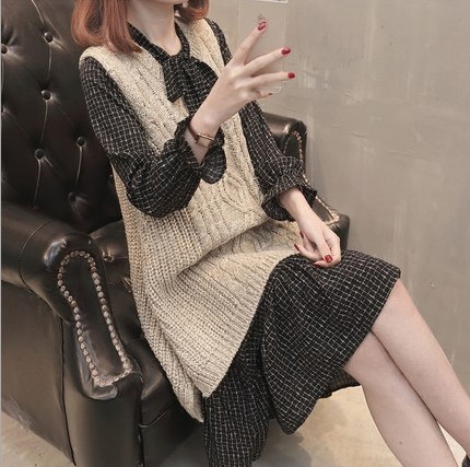 A new and stylish spring outfit for plus-size women, featuring a loose sweater, tank top and skirt that accentuates your figure