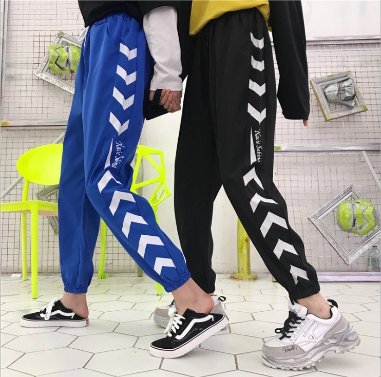 Tight-fitting sportswear pants for women in Hong Kong style are super popular in hiphop street style. They are stylish and loose pants for hip-hop girls in bf style