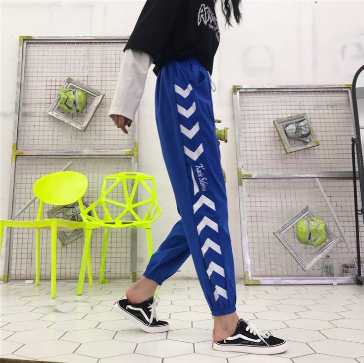 Tight-fitting sportswear pants for women in Hong Kong style are super popular in hiphop street style. They are stylish and loose pants for hip-hop girls in bf style Application Scenario