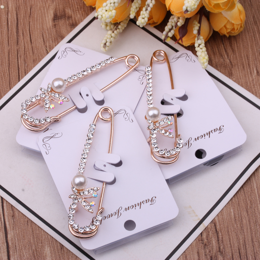 10-yuan store supply: Large brooches, buttons, fashionable corsages, cardigans, sweaters, coats, decorations, silk scarves, buttons, brooches for women