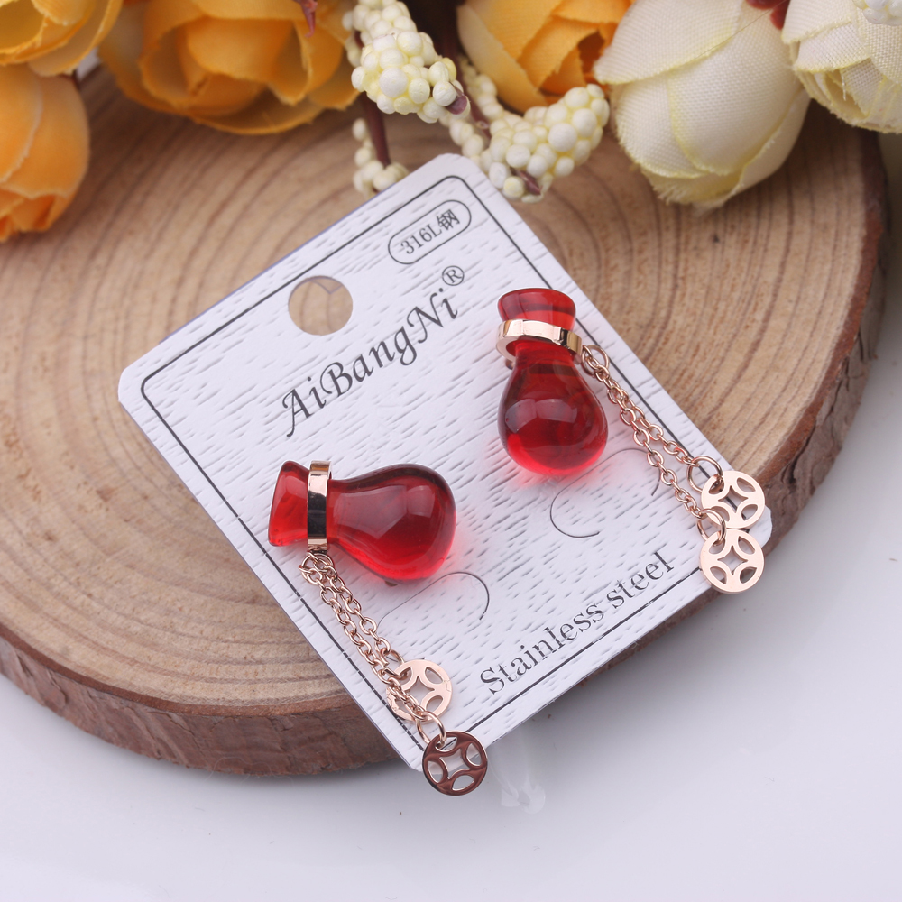 10-yuan store accessories: anti-allergy titanium steel earrings, trendy and fashionable stud earrings, versatile and elegant earrings for women Specification image