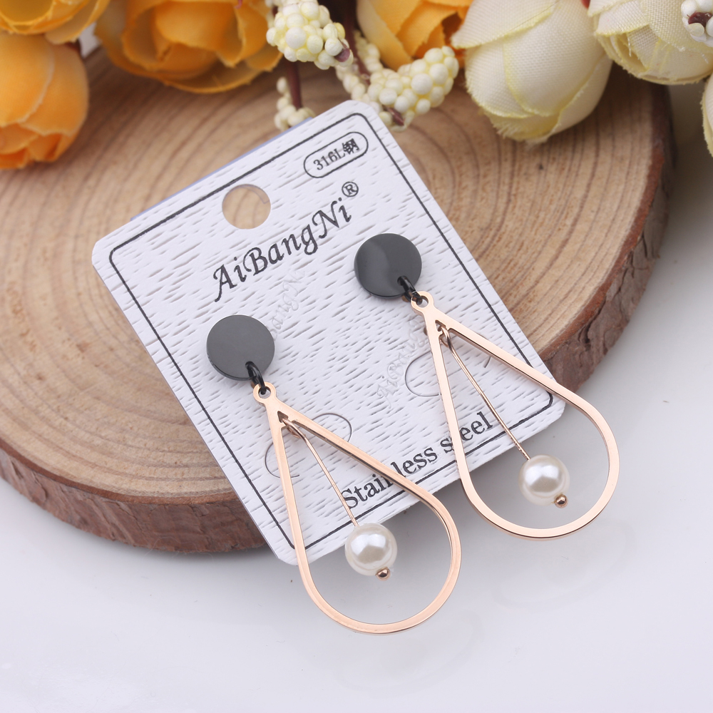 10-yuan store accessories: anti-allergy titanium steel earrings, trendy and fashionable stud earrings, versatile and elegant earrings for women Application Scenario
