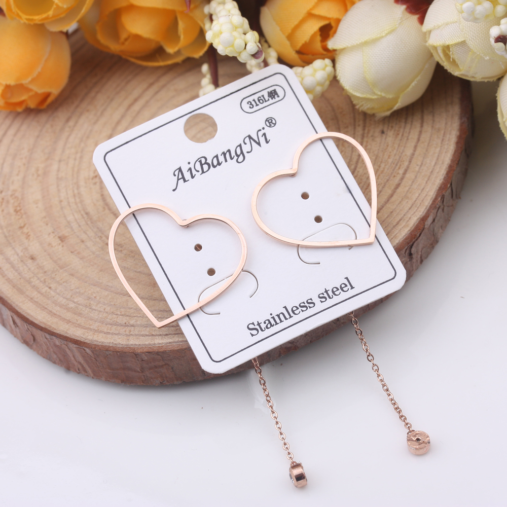 10-yuan store accessories: anti-allergy titanium steel earrings, trendy and fashionable stud earrings, versatile and elegant earrings for women