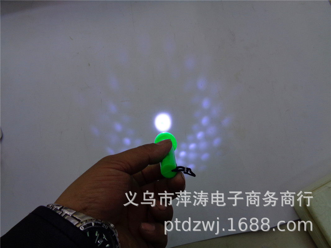 儿童塑料玩具钥匙扣灯赠送礼品LED手电筒小夜灯地摊货源厂家直销
