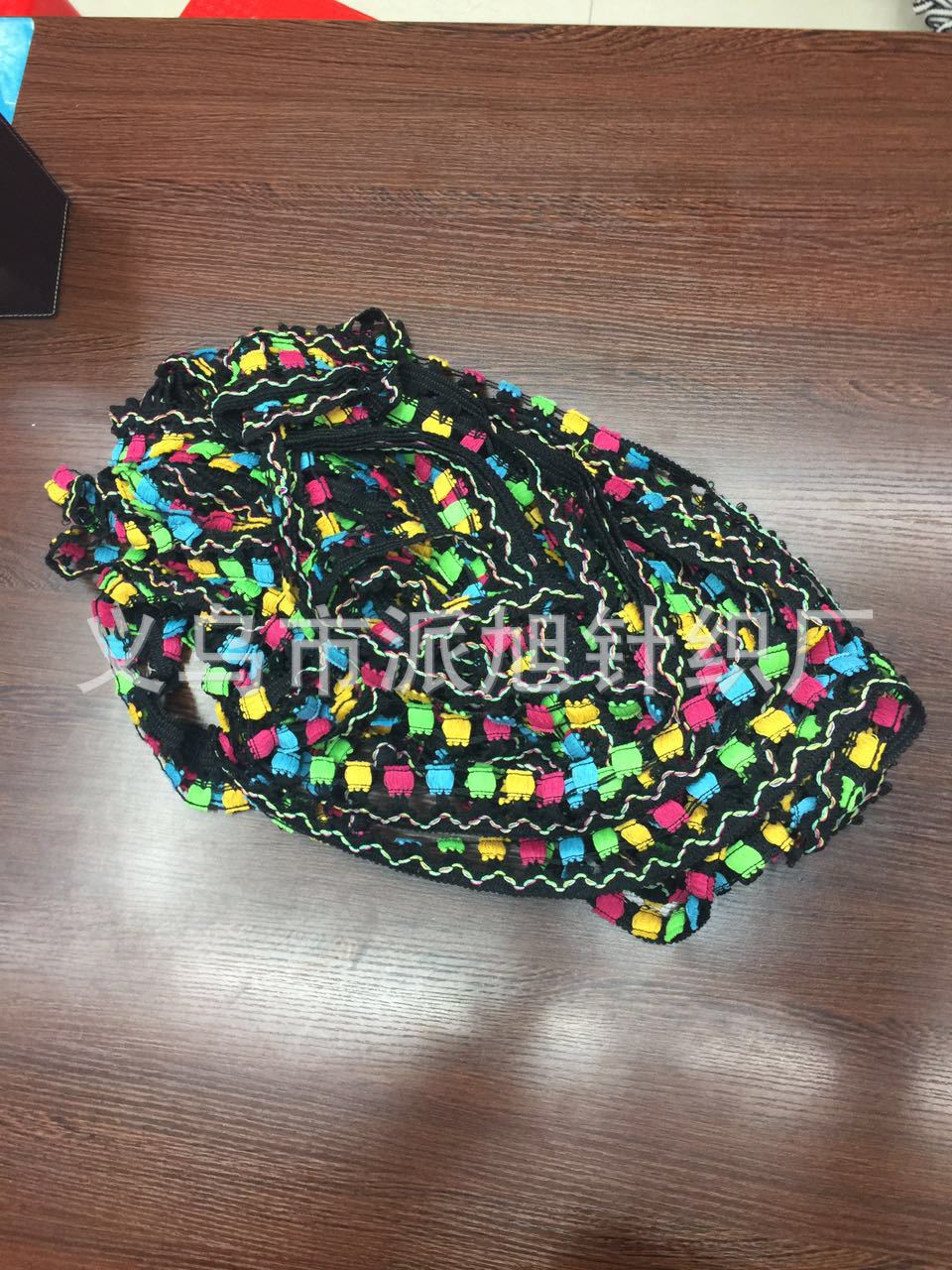 In stock, we offer colorful three-flower flowered tassel brooms, lace four-color brooms, and DIY clothing accessories