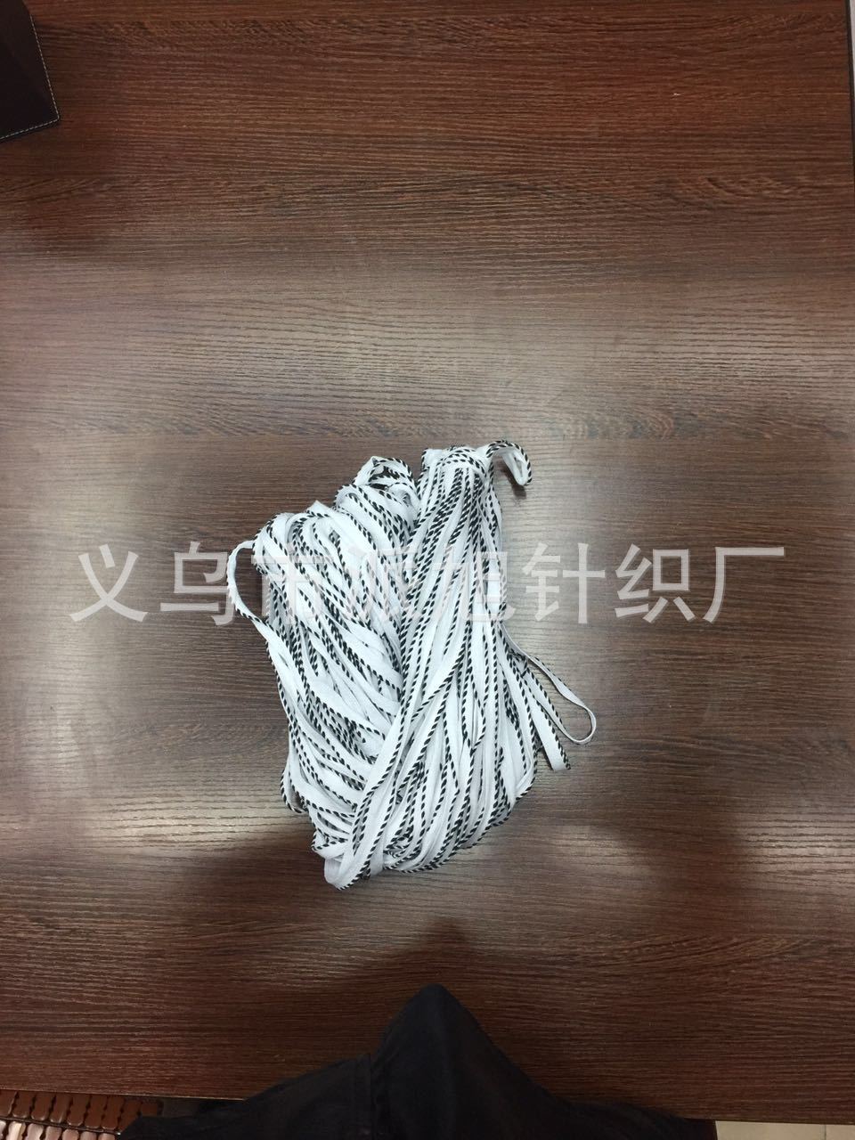 وتُحمل الامهات حبال من بطانيات القماش details Picture