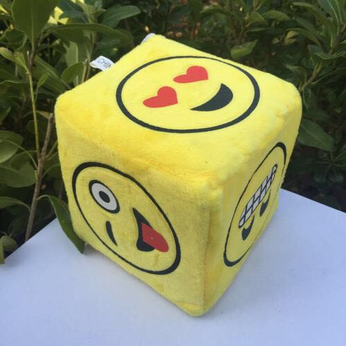 Plush toy dice pendant, plush pendant, smiling face expression dice pendant, suction cup hook expression pendant Specification drawing