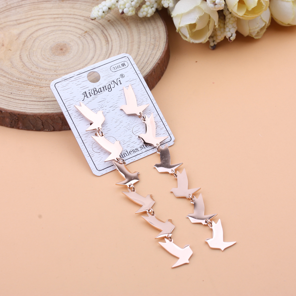 10-yuan store accessories titanium steel tassels suitable for round faces, trendy, versatile, fashionable and slimming earrings for women Application Scenario