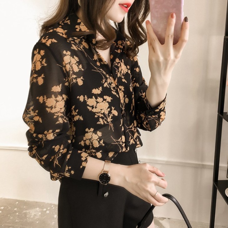 The new women's clothing style features a loose and slimming printed shirt. It's a long-sleeved top for women and a trendy Korean-style shirt details Picture