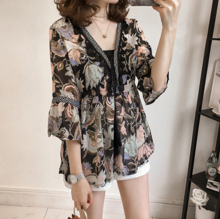 A loose floral chiffon shirt that covers the belly and cinches the waist, exuding an ethereal charm. It is a V-neck top with three-quarter sleeves Specification image