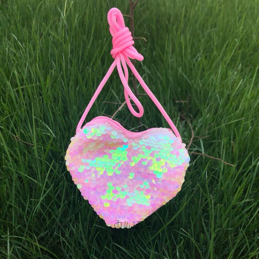 New heart-shaped sequined bag, Sparkling bag, sequined heart-shaped wallet, coin purse, sequined heart crossbody bag, heart-shaped bag details Picture