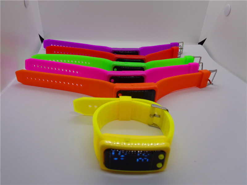 Scan the code to get gifts and toys. 1803 multi-functional pedometer for sports, LED watch, street stall supply, manufacturer wholesale Application Scenario