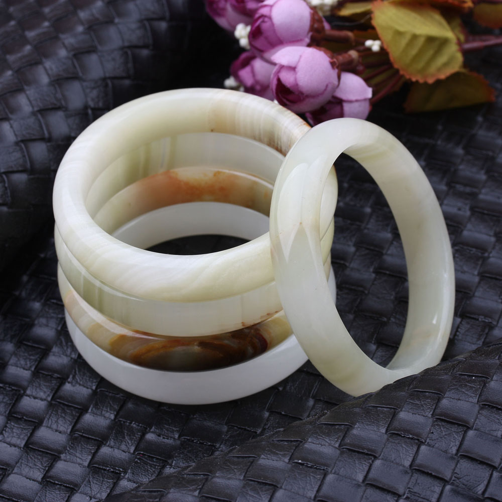 The boutique offers natural old bracelets and Xinjiang jade wares