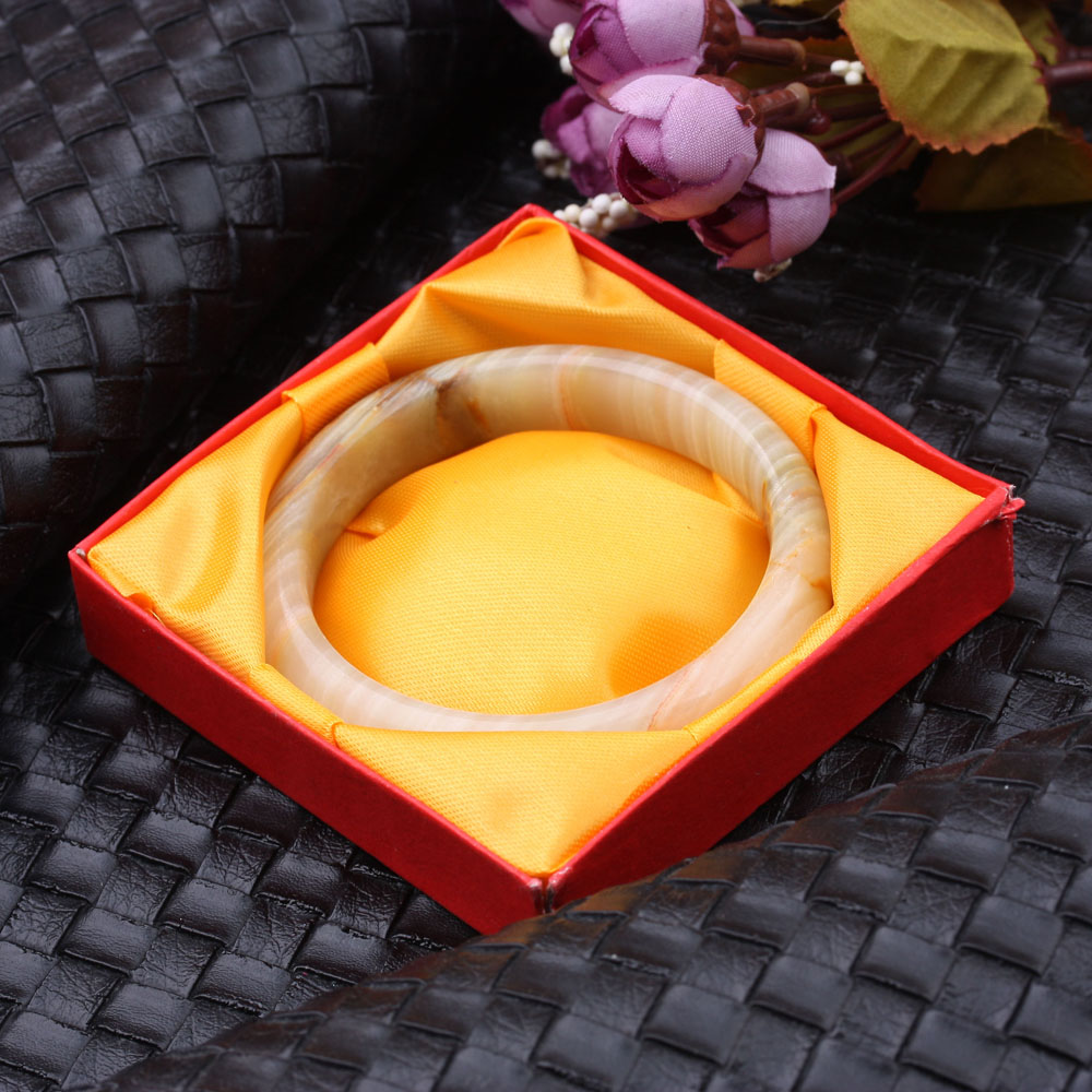 The boutique offers natural old bracelets and Xinjiang jade wares Application Scenario