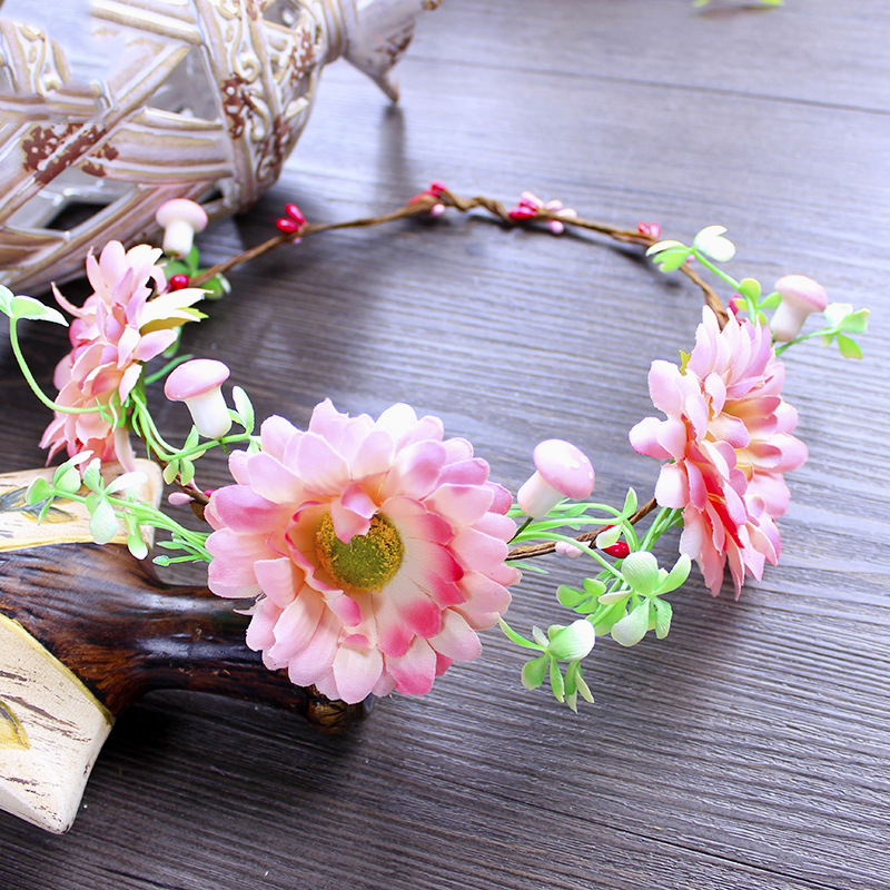 The bride's wedding features a simple fabric garland, a sweet pink forest-themed hair accessory, a wedding travel commemorative beach headwear
