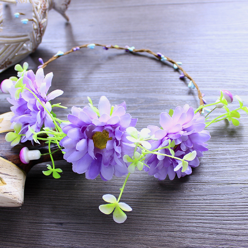 The bride's wedding features a simple fabric garland, a sweet pink forest-themed hair accessory, a wedding travel commemorative beach headwear Application Scenario