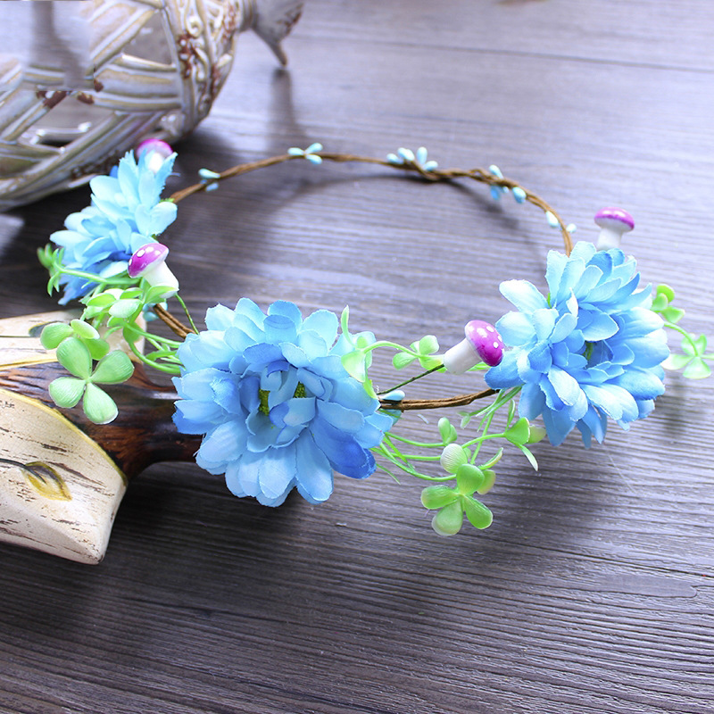 The bride's wedding features a simple fabric garland, a sweet pink forest-themed hair accessory, a wedding travel commemorative beach headwear details Picture