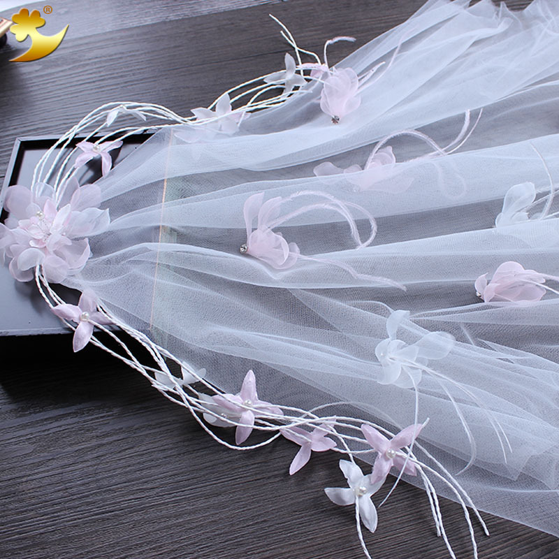 A long, soft and short wedding dress headscarf in the style of a white lady with a trailing Korean-style veil Application Scenario