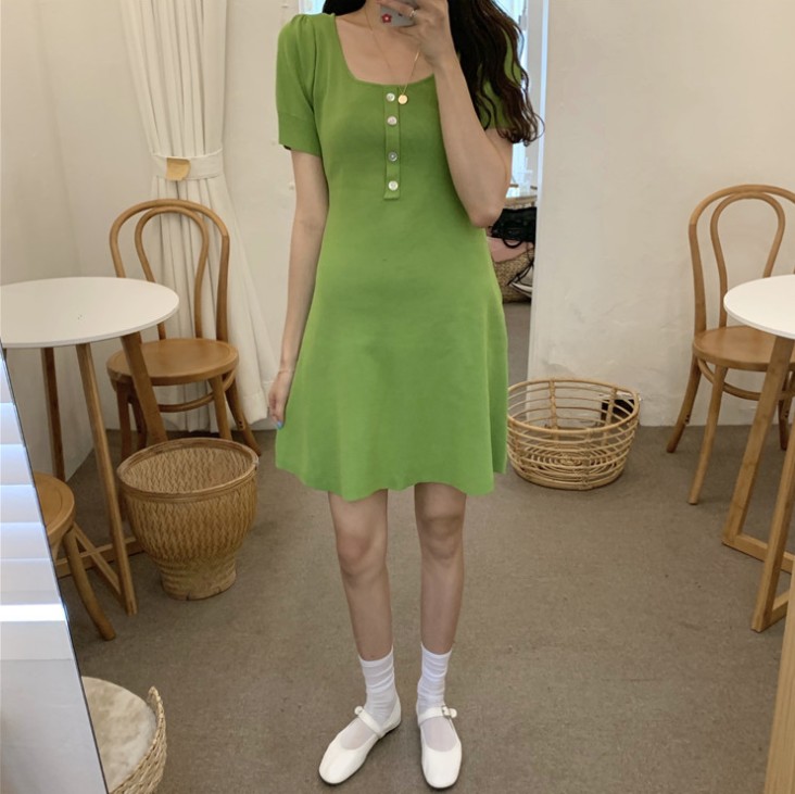 Retro single-breasted, form-fitting knitted dress that exposes the collarbone