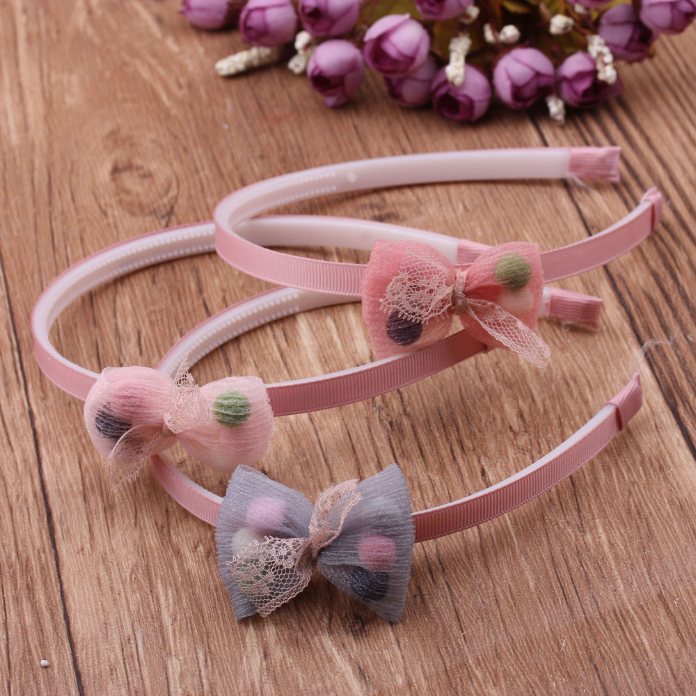 10-yuan store accessories: Children's hair band, simple and anti-slip, sweet hair band with teeth, cute bow headband Application Scenario