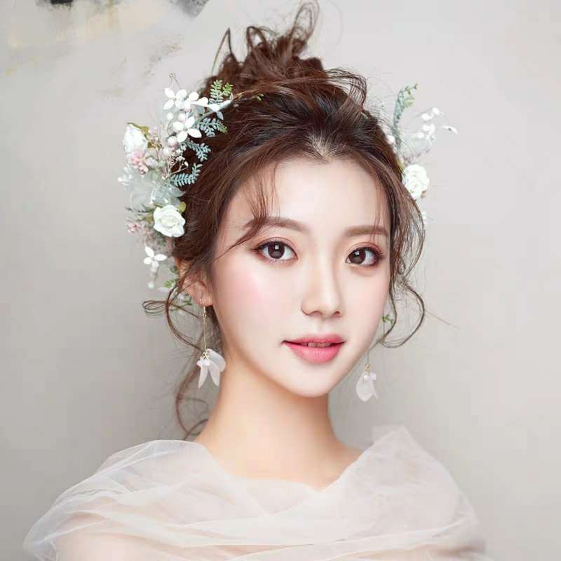 The bride's headwear is a forest-themed garland in 2019, a new style of Xianmei Starry Sky dried flower hair accessory, and a wedding photography headband details Picture