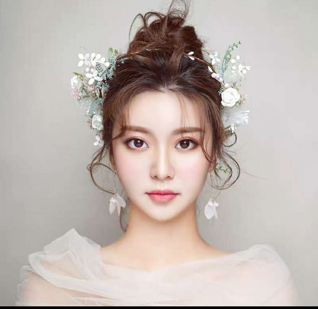 The bride's headwear is a forest-themed garland in 2019, a new style of Xianmei Starry Sky dried flower hair accessory, and a wedding photography headband