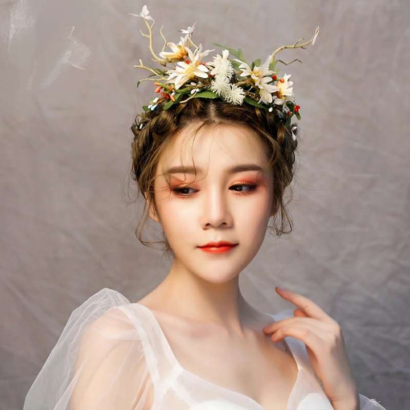2018 Korean-style forest-themed bridal headwear and hair accessories, artificial flowers, antler garlands, studio wedding photography headwear and headwear details Picture