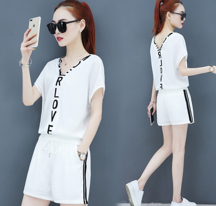 A two-piece set of loose short-sleeved, casual shorts and fashionable running wear for women in summer is trendy details Picture