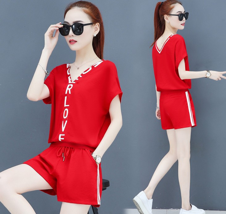 A two-piece set of loose short-sleeved, casual shorts and fashionable running wear for women in summer is trendy
