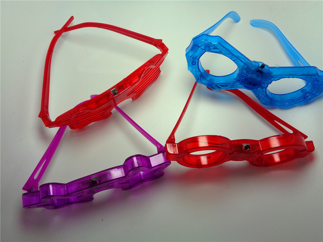 Birthday party glowing eyes, flashing cheers, blinds, LED eyes, street stall bestsellers, plastic butterfly eyes details Picture