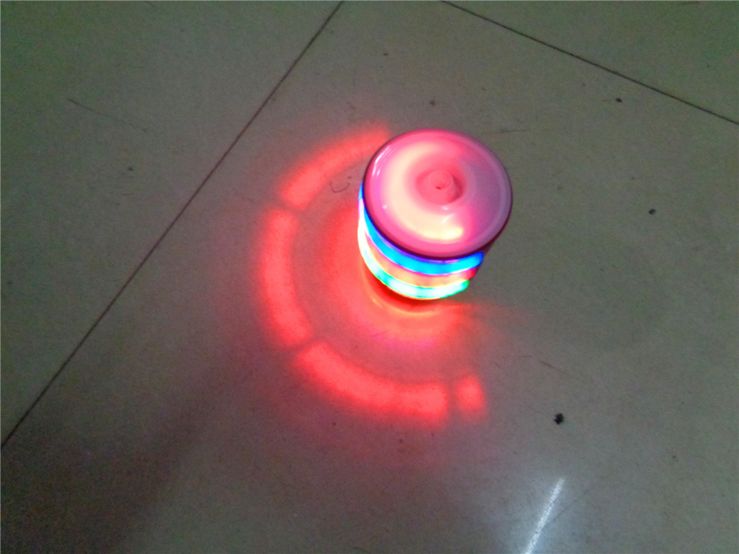 七彩音乐发光陀螺 爆款感应LED仿木陀螺 旋转闪光陀螺 地摊货直销