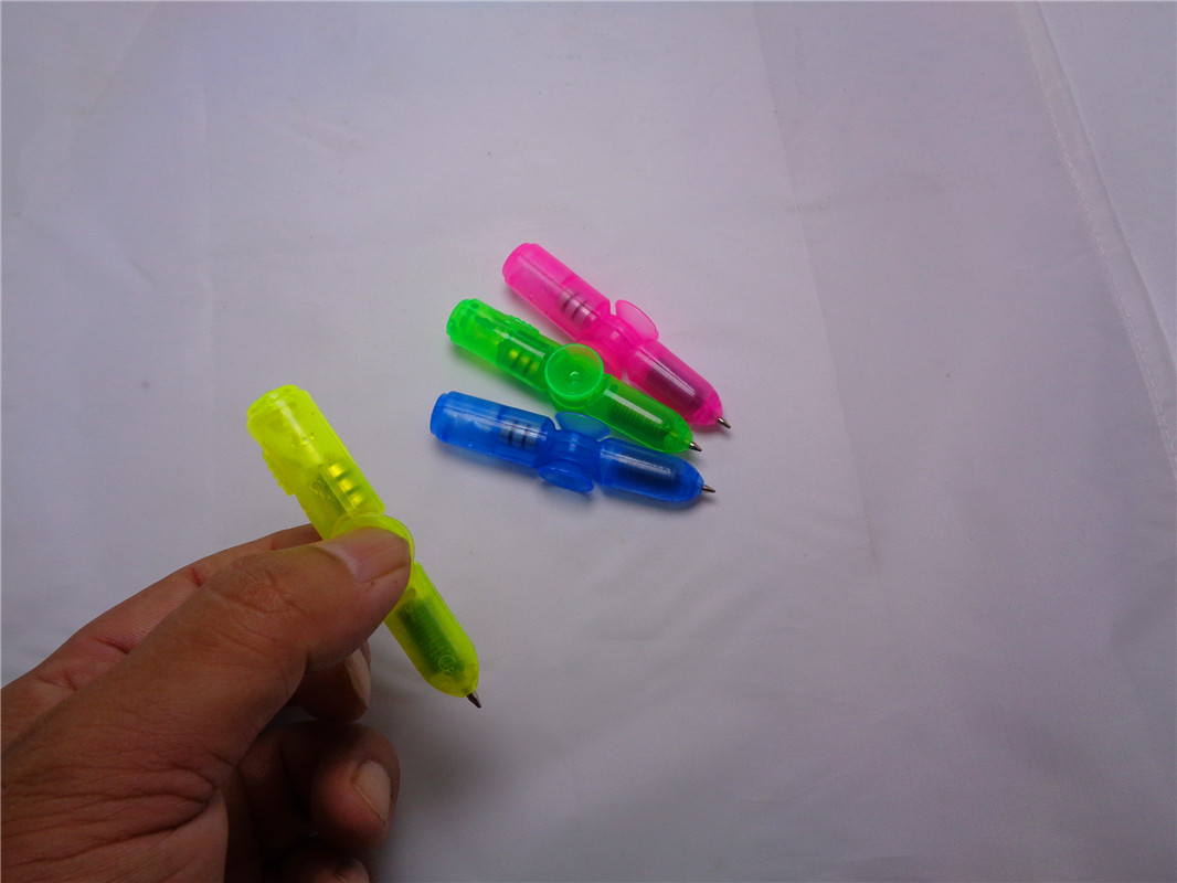 The popular light-emitting plastic toys, the seven-color interfinger light-emitting gyroscope pen and the mini student gift pen, are selling well at the street stall Specification image