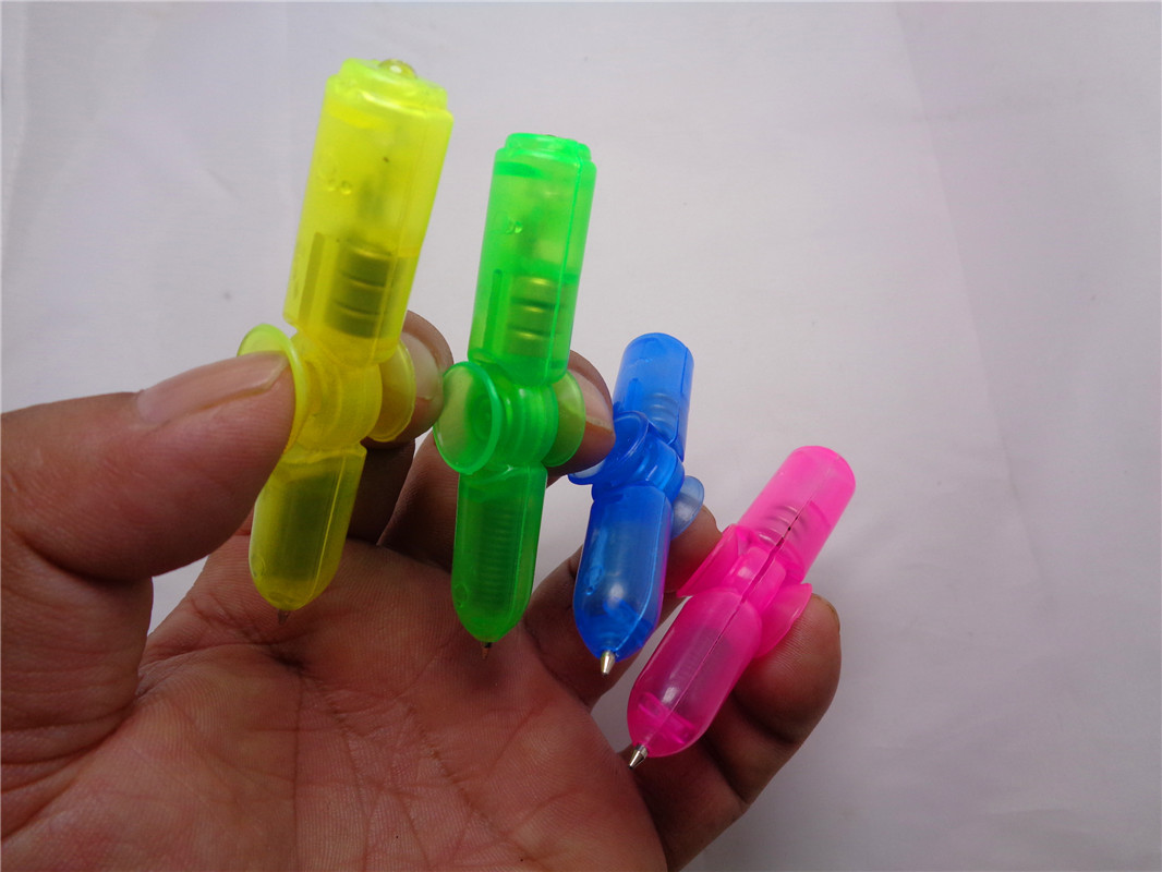 The popular light-emitting plastic toys, the seven-color interfinger light-emitting gyroscope pen and the mini student gift pen, are selling well at the street stall details Picture