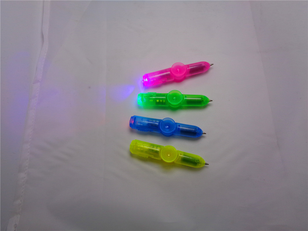 The popular light-emitting plastic toys, the seven-color interfinger light-emitting gyroscope pen and the mini student gift pen, are selling well at the street stall