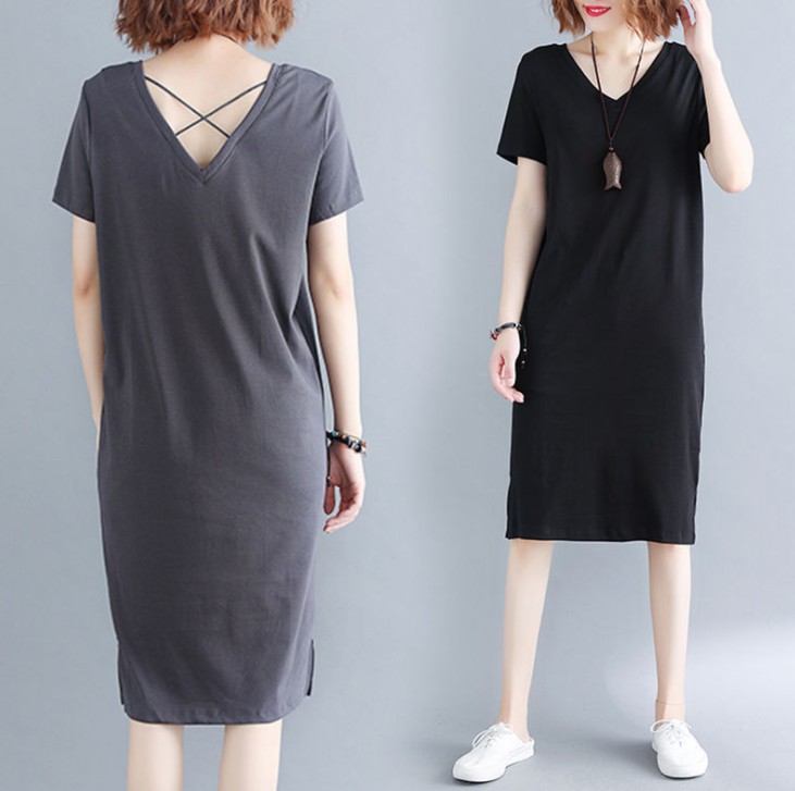 A chubby girl's large-sized dress that covers her belly makes her look younger, stylish, loose and slimming. It's a trendy mid-length style details Picture
