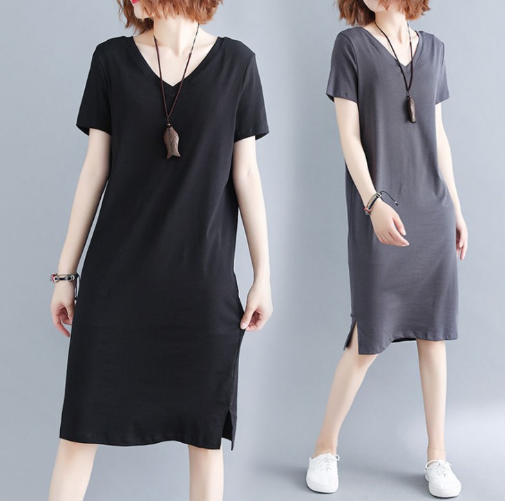 A chubby girl's large-sized dress that covers her belly makes her look younger, stylish, loose and slimming. It's a trendy mid-length style