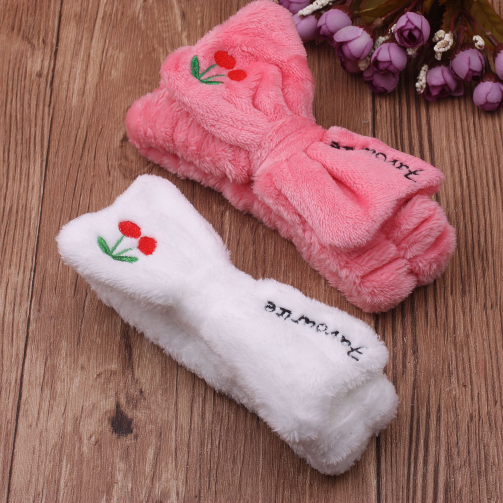 New plush bouquets, cute bows, makeup, toiletries, hair bands and heart-embroidered hair accessories are available at the 10-yuan store Application Scenario