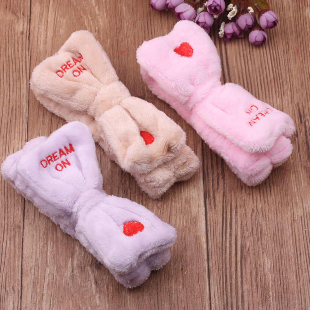 New plush bouquets, cute bows, makeup, toiletries, hair bands and heart-embroidered hair accessories are available at the 10-yuan store Specification image