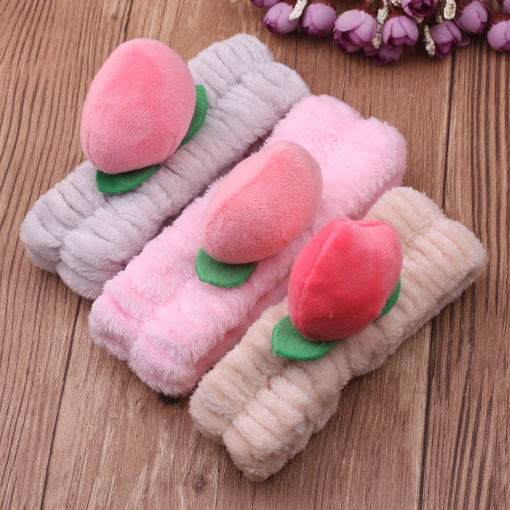 New plush bouquets, cute bows, makeup, toiletries, hair bands and heart-embroidered hair accessories are available at the 10-yuan store details Picture