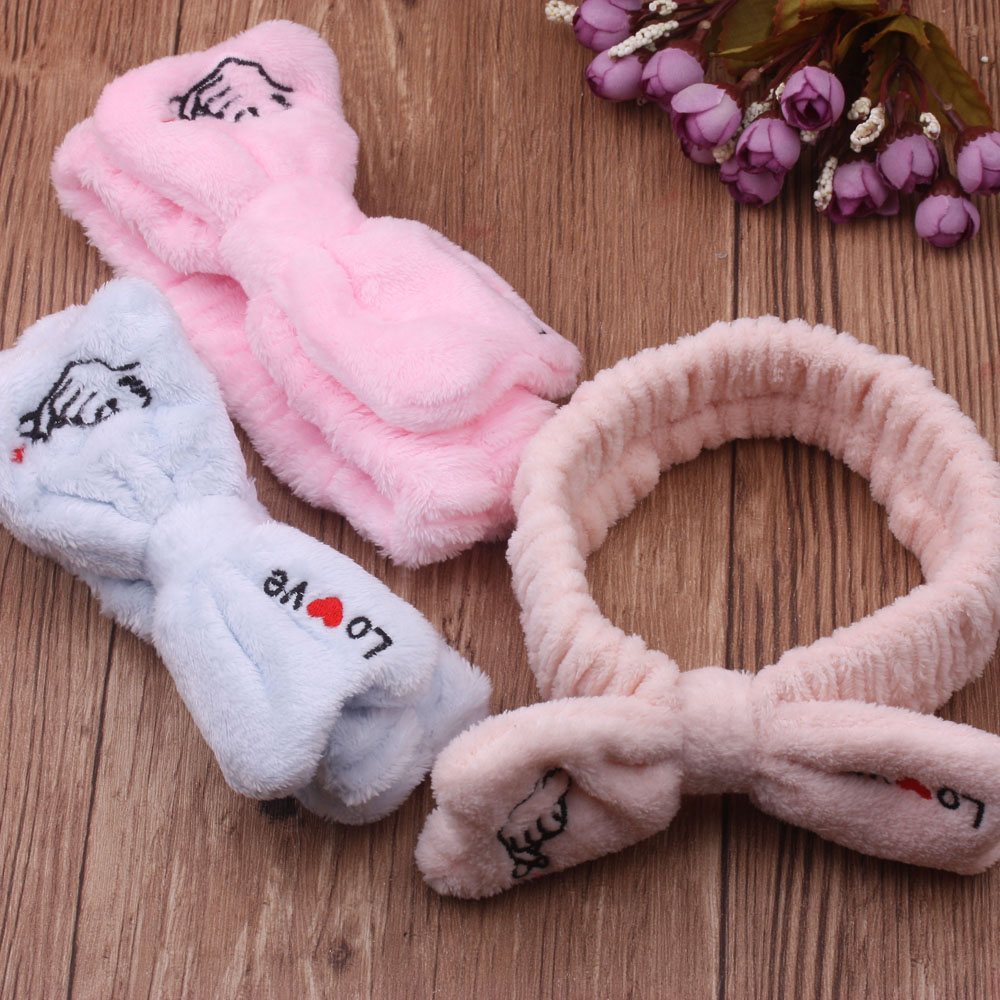 New plush bouquets, cute bows, makeup, toiletries, hair bands and heart-embroidered hair accessories are available at the 10-yuan store