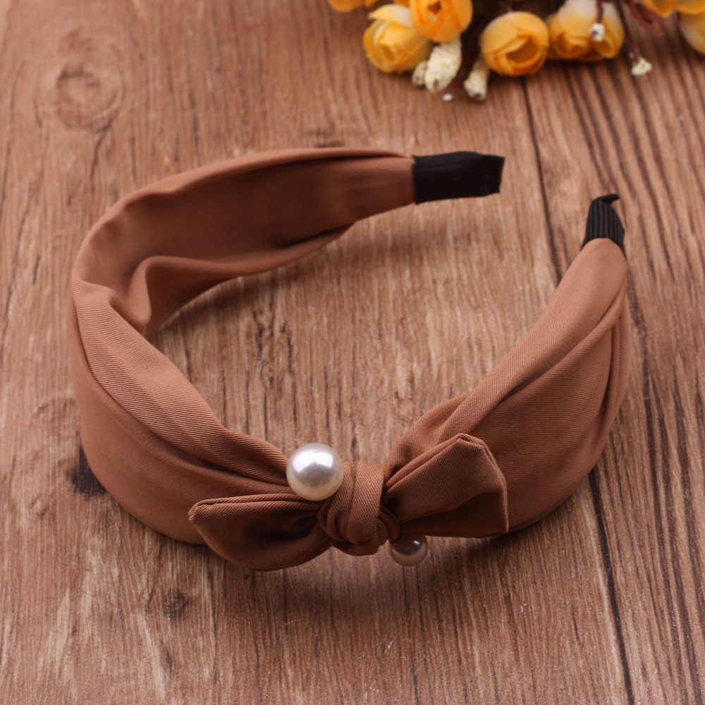 The new Korean pearl hairpin, a versatile and popular hair band for women, features wide edges on the head and is a summer outerwear headwear Specification image